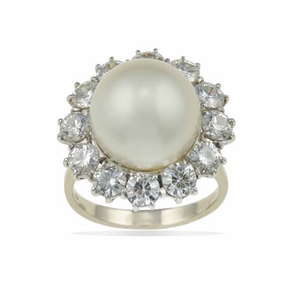 Anello con perla coltivata e diamanti in oro bianco 750/1000