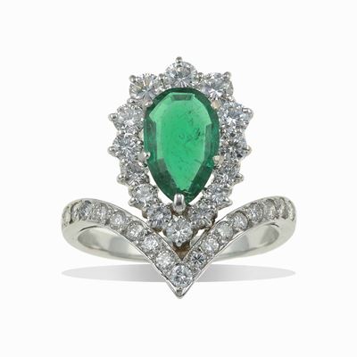Anello con Smeraldo e Diamanti a Contorno