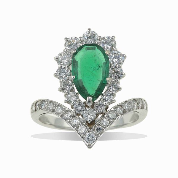 Anello con smeraldo e diamanti a contorno