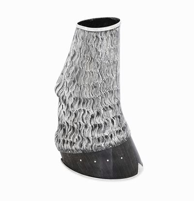 Vaso. Argento Fuso, Sbalzato e Cesellato, Zoccolo in Legno. Maison Gucci, Italia XX Secolo