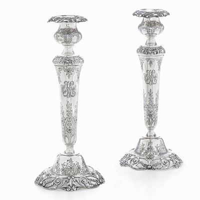 Coppia di Candelieri. Argento 925 Fuso, Sagomato, Traforato e Cesellato. Gorham, Usa XIX-XX Secol...