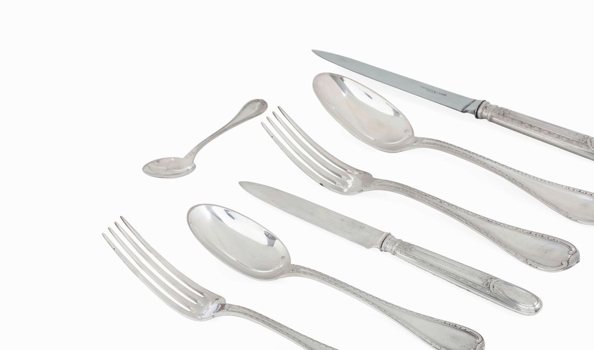 Servizio di Posate in Argento Primo Titolo Fuso e Cesellato. Francia, Parigi XX Secolo, Argentier...