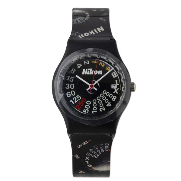 Orologio in plastica, quadrante nero con indicazione dei tempi di esposizione fotografici e datario al tre, movimento al quarzo, 29 mm, con scatola originale<BR>