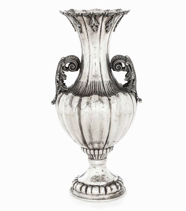 Vaso in argento fuso, sbalzato e cesellato. Argenteria siciliana del XX secolo, argentiere Di Ciristofalo, Palermo