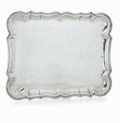 Vassoio Rettangolare in Argento Fuso e Cesellato. Argenteria Lombarda del XX Secolo. Argentiere M...