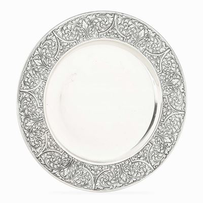 Piatto. Argento Fuso, Sagomato e Cesellato. Argenteria Italiana della Prima Metà del XX Secolo