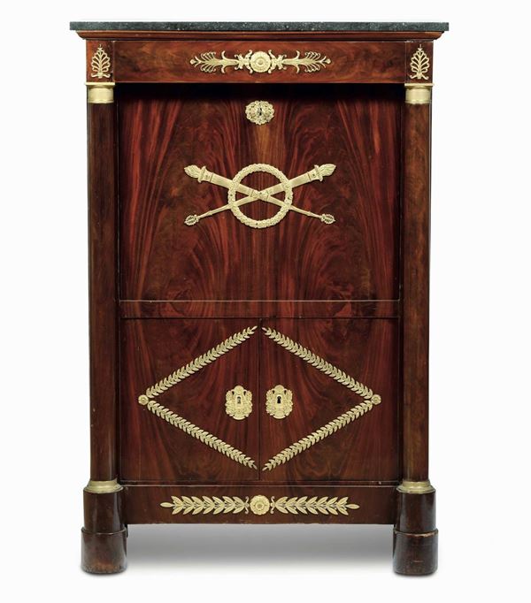 Secretaire lastronato in mogano. XIX secolo