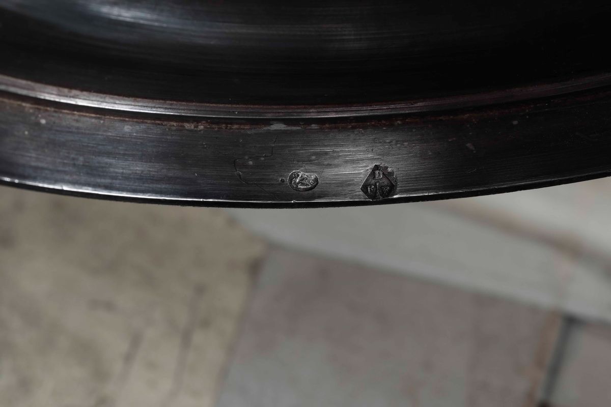 Coppia di Candelabri in Argento Primo Titolo Fuso, Sbalzato e Cesellato. Parigi Bolli in Uso dal ...