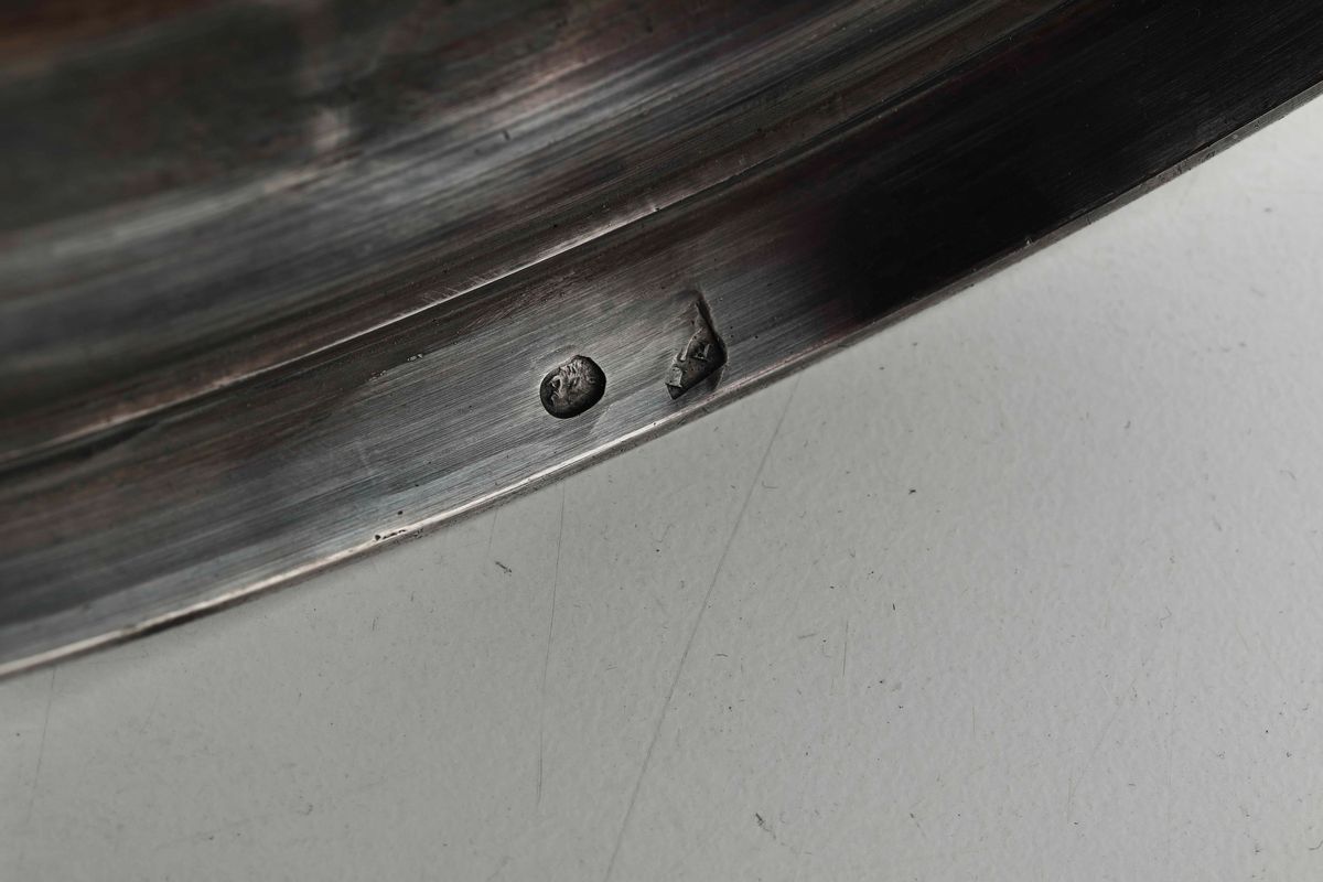 Coppia di Candelabri in Argento Primo Titolo Fuso, Sbalzato e Cesellato. Parigi Bolli in Uso dal ...