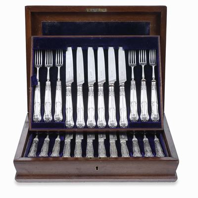 Servizio di Posate da Dolce. Argento Fuso e Sagomato. Entro Custodia Originale. Londra 1887, Arge...