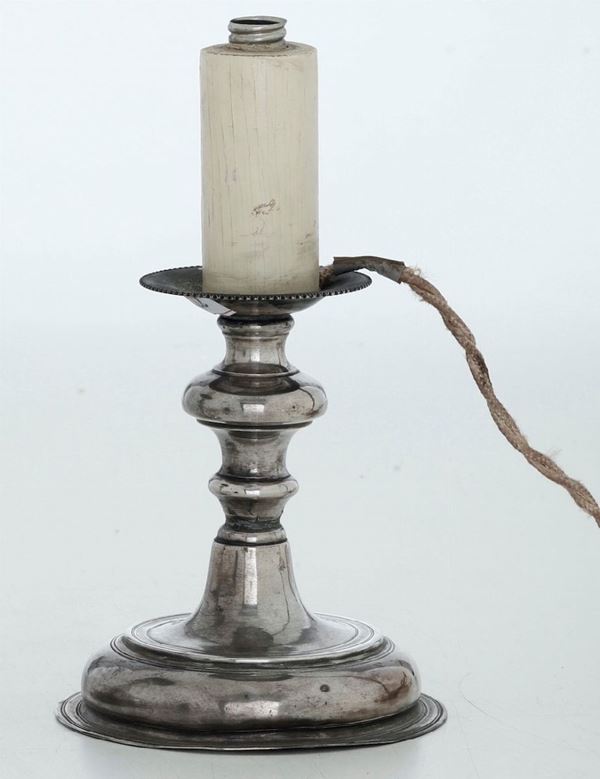 Candeliere in argento fuso e sagomato. Genova, marchio della Torretta per l'anno 1741