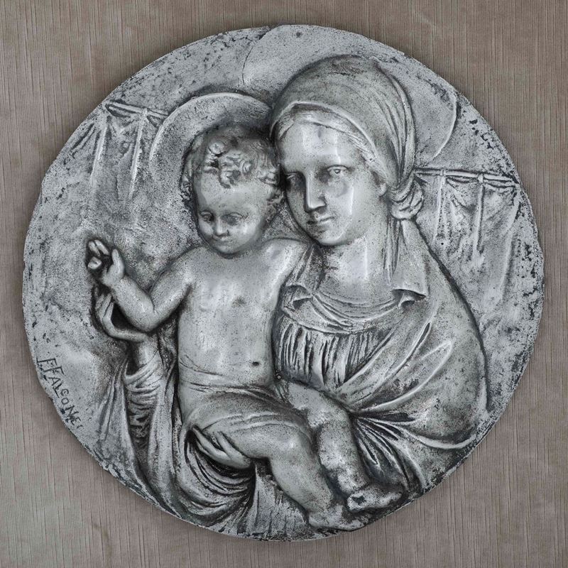 Rilievo raffigurante Madonna con bambino firmato Falcone in metallo argentato  -  [..]