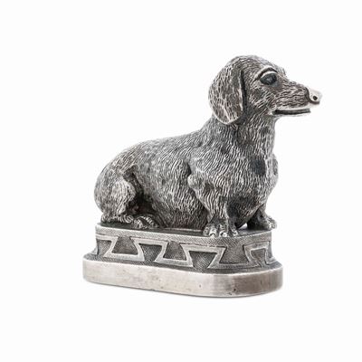 Cane Accucciato. Argento Fuso e Cesellato. Argenteria Italiana del XX Secolo