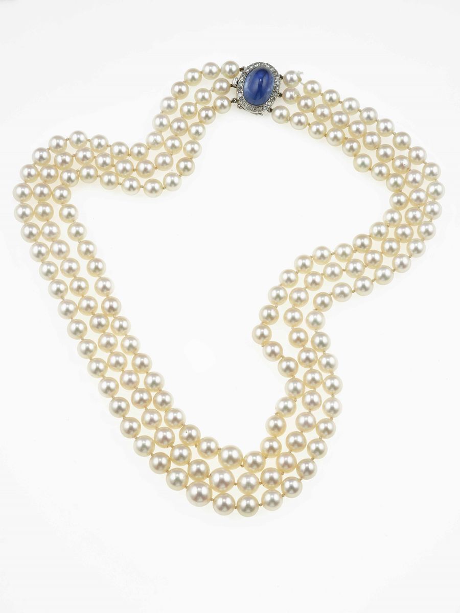 Collana a Tre Fili di Perle Coltivate, Fermezza con Zaffiro Sri Lanka, Taglio Cabochon, di Ct 18....