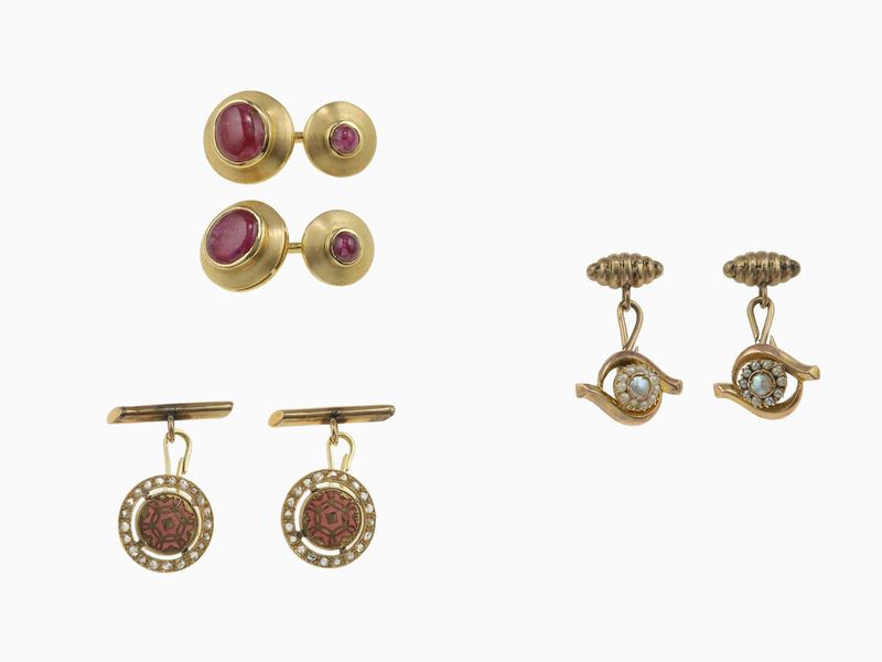 Lotto composto da tre paia di bottoni da polso con smalti policromi, rubini e piccole perline  - Asta Fine Jewels - Cambi Casa d'Aste