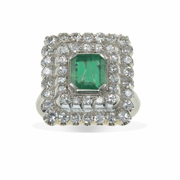 Anello con smeraldo di ct 1.10 circa e diamanti taglio huit-huit a contorno