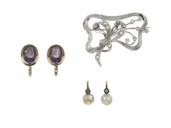 Lotto composto da una spilla con piccoli diamanti e due paia di orecchini con perle coltivate e gemme viola sintetiche