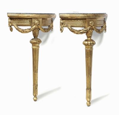 Coppia di Consoline Luigi XVI Ad Angolo in Legno Intagliato e Dorato. XVIII Secolo