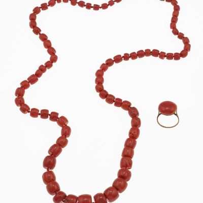 Collana in Corallo Scalare e Anello con Corallo Cabochon. Difetti