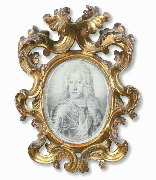 Piccola cornice ovale riccamente intagliata a volute dorata e laccata. Veneto XVIII secolo
