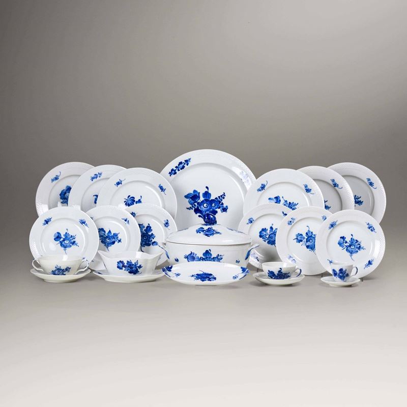 Servizio da tavola “Fiori Blu”<BR>Danimarca, Manifattura Royal Copenhagen, XX secolo<BR>  - Auction L'Art de la Table - Cambi Casa d'Aste