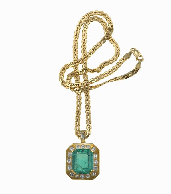 Collana con pendente con smeraldo Colombia di ct 12.00 circa e diamanti a contorno
