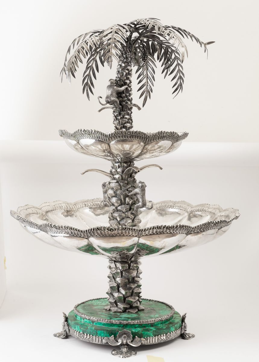 Monumentale Fontana Centrotavola. Argento Fuso, Sbalzato, Cesellato e Base Circolare in Malachite...