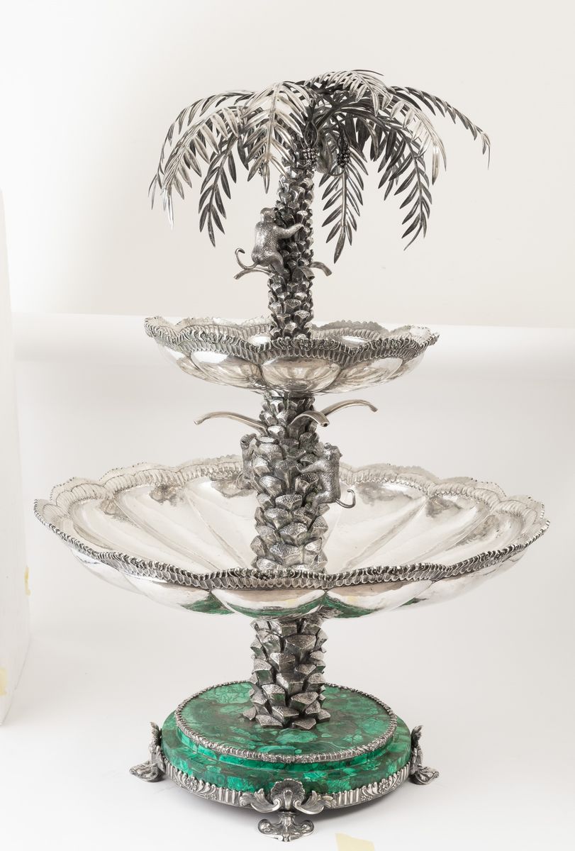 Monumentale Fontana Centrotavola. Argento Fuso, Sbalzato, Cesellato e Base Circolare in Malachite...