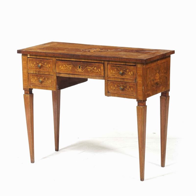 Piccola scrivania in stile Luigi XVI a cinque cassetti. XIX secolo  - Auction Antique January - Cambi Casa d'Aste