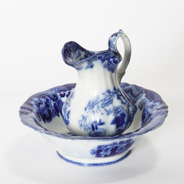 Brocca con catino. Milano, Società Ceramica Richard, verso il 1900.