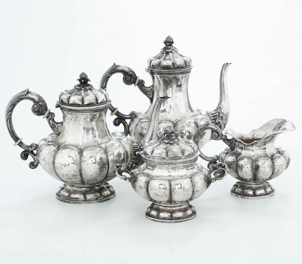 Servizio da tè e caffè in argento fuso e sbalzato. Argenteria artistica italiana del XX secolo