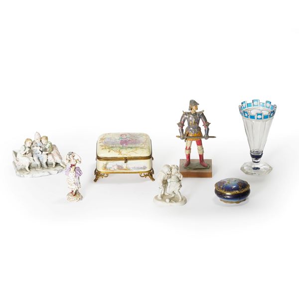 Sei ceramiche diverse e un vaso in cristallo. <BR>XX secolo.<BR>