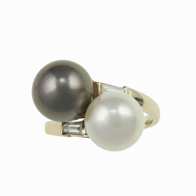 Bulgari. Anello con Due Perle Coltivate e Due Diamanti Taglio Tepper