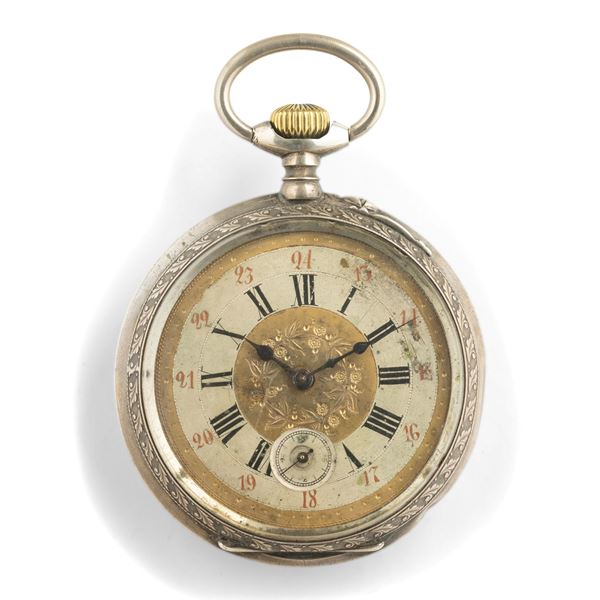Orologio da tasca francese in argento con cassa decorata, quadrante bitonale in metallo con numeri Romani e Arabi, movimento con scappamento ad ancora, carica remontoir<BR>67 mm