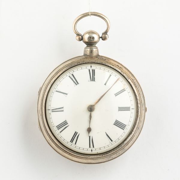 Orologio da tasca inglese in doppia cassa in argento, 1850 circa.  Movimento con scappamento a verga e conoide,  carica a chiavetta, quadrante in smalto bianco.