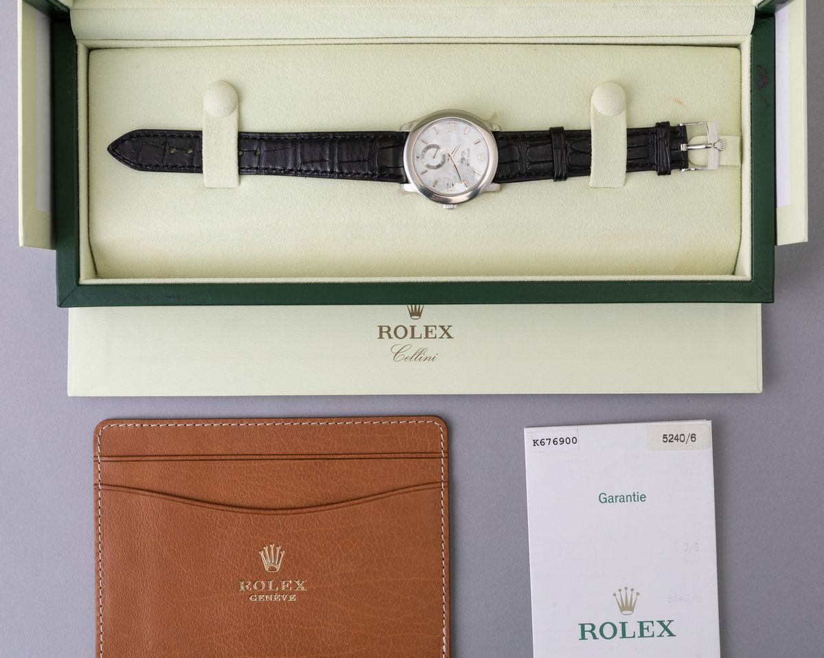 Rolex - Cellini Ref 5240 "nos", in Platino con Quadrante in Madreperla, Numeri Arabi e Secondi al...