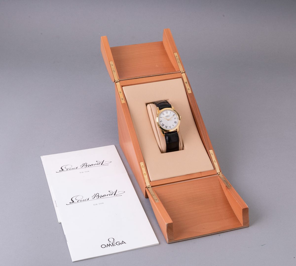 Omega - Louis Brandt in Oro Giallo 18k, Quadrante Bianco Guilochè con Numeri Romani e Datario, Mo...