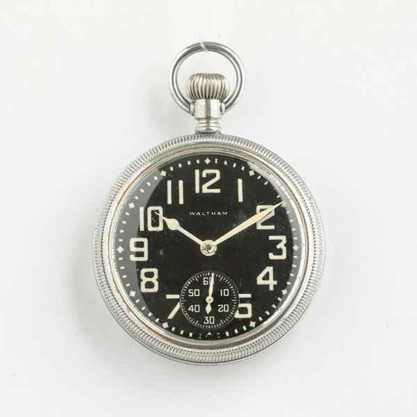 Whaltam orologio da tasca in metallo, 1940 circa. Cassa con apertura a vite, quadrante in metallo smaltato nero con cifre Arabe
