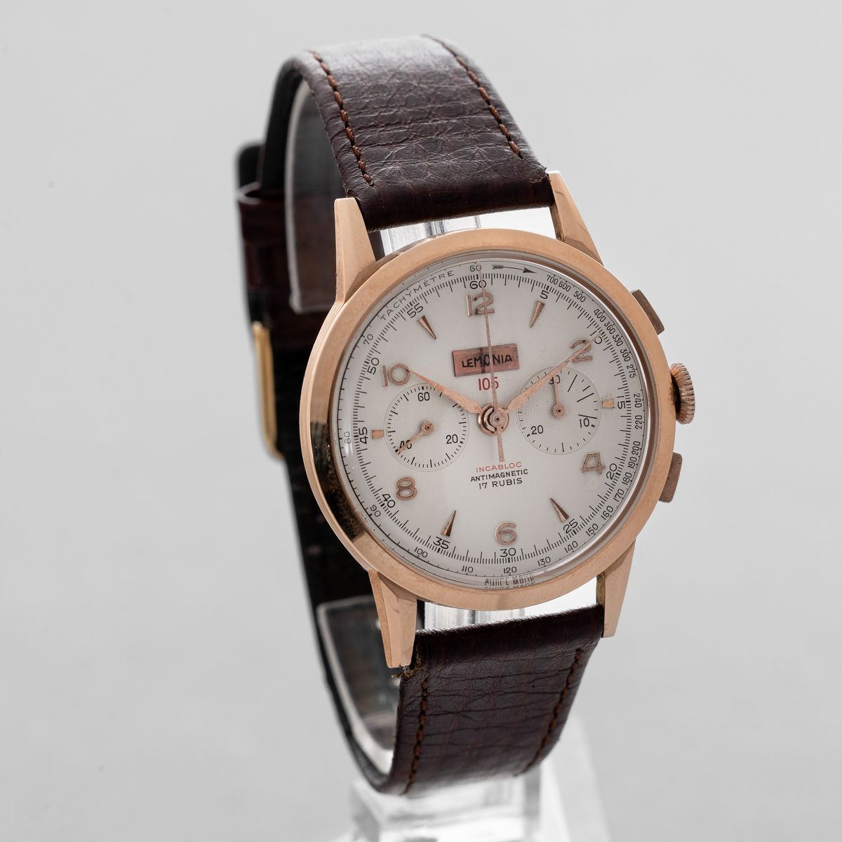 Lemania - Cronografo Due Contatori in Oro Rosa 18k, Tasti Quadri, Quadrante Argentè con Logo Appl...