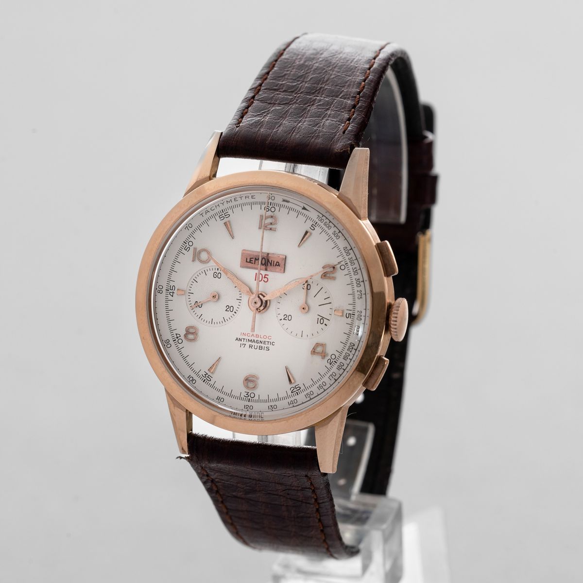 Lemania - Cronografo Due Contatori in Oro Rosa 18k, Tasti Quadri, Quadrante Argentè con Logo Appl...