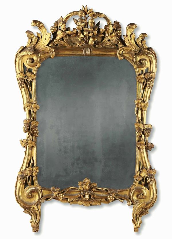 Specchiera con cornice in legno intagliato e dorato. Francia XVIII secolo