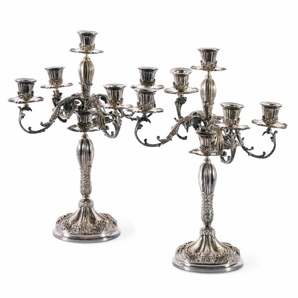 Coppia di candelabri in argento fuso, sbalzato e cesellato. Argenteria italiana del XX secolo (apparentemente privi di punzonatura)