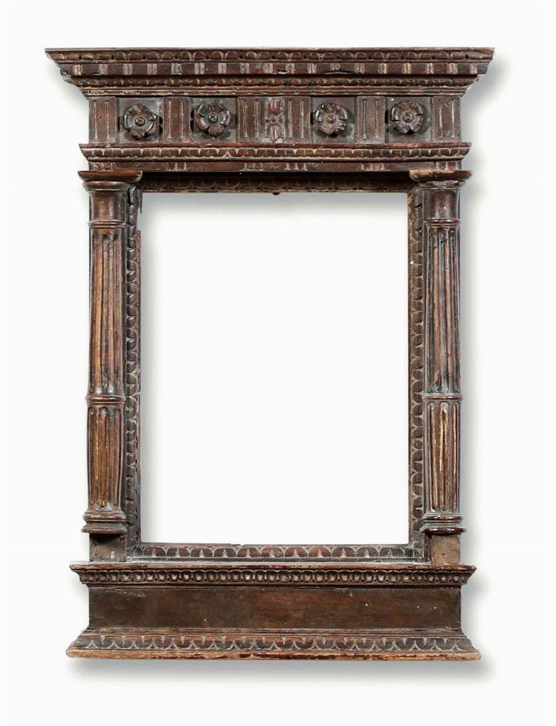 Cornice ad edicola in legno intagliato. Toscana XVI secolo  - Asta Cornici Antiche - Cambi Casa d'Aste