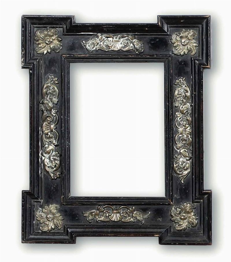 Cornice a cassetta sagomata in legno ebanizzato e metallo argentato. Italia centrale XVIII secolo  - Auction Frames - Cambi Casa d'Aste