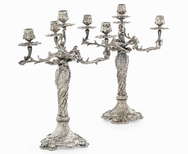 Coppia di candelabri. Argento fuso, sbalzato e cesellato. Francia XIX-XX secolo. Argentiere EB entro losanga (non identificato)