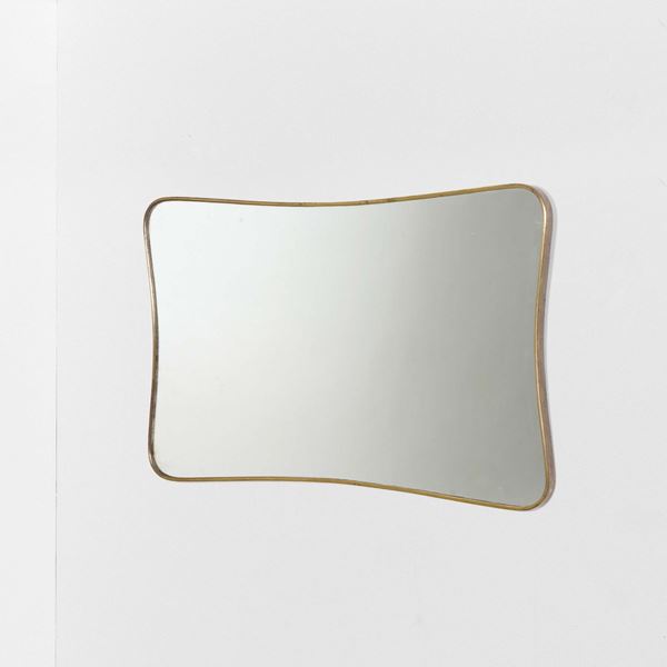 Specchio in vetro con profilo sagomato in ottone