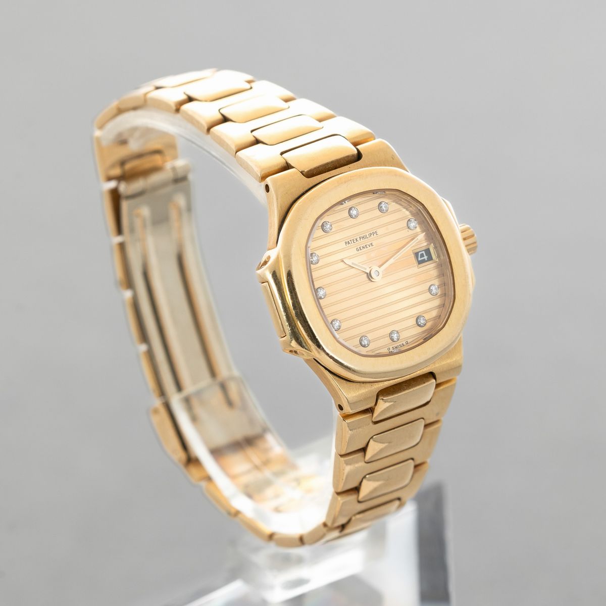 Patek Philippe - Nautilus Lady Ref 4700/1j in Oro Giallo 18k con Quadrante Dorato Indici in Brill...