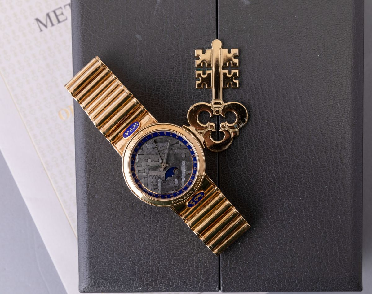 Corum - Meteorite in Oro Giallo 18k Edizione Numerata con Funzione di Datario e Fasi Lunari, Quad...
