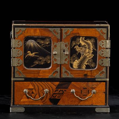 Stipo in legno con cassetti e decori naturalistici, Corea, XIX secolo