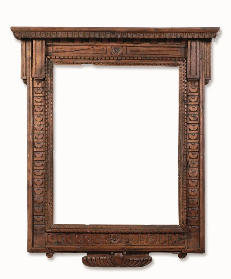 Cornice ad edicola in legno di noce intagliato. Toscana XVI-XVII secolo  - Auction Frames - Cambi Casa d'Aste